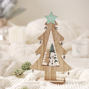 Kreativer Weihnachtsbaum aus Holz für den Tisch mit Schneemann und Glocken Deko