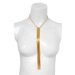 Detailaufnahme einer langen goldenen Schlangenkette mit elegantem Quastenanhänger-Design