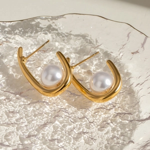 Boucles d'oreilles élégantes en U plaqué or 18k avec perles blanches rondes