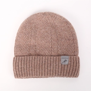 Unisex Strickmütze in Haferflocken-Optik mit Umschlag und SPORTS-Label für den Winter