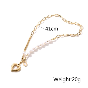 Dettaglio della collana a cuore dorato da 41cm con catena di perle che mostra peso e misura