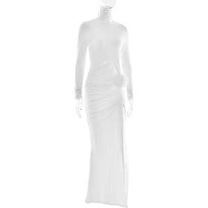 Détail de la robe blanche à col montant avec fente latérale et fleur 3D à la taille