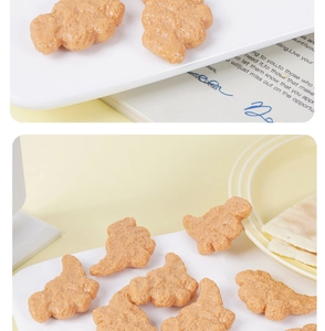 Vue détaillée du porte-clés nugget de poulet doré en forme de dinosaure au rendu réaliste