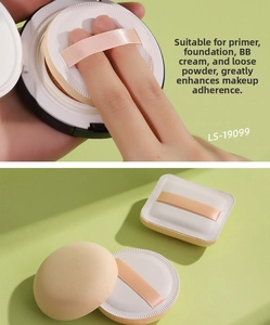 Nahaufnahme von Marshmallow Kosmetik-Quasten-Set mit Satinband und weichem Schwamm