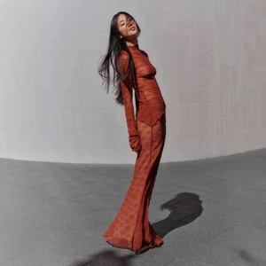Ensemble deux pièces en dentelle marron rouge avec manches longues et ourlet sirène