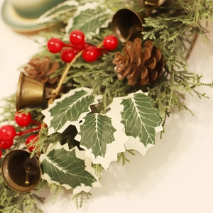 Decorazione natalizia da appendere con pigne, bacche rosse e campanelli in stile retrò