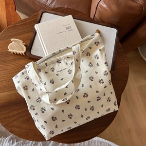 Baumwoll-Tragetasche mit Vintage-Blumenmuster und Simple Wish-Label für den Alltag