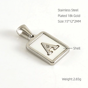 Détail du pendentif lettre A en acier inoxydable plaqué or 18 carats avec nacre et taille