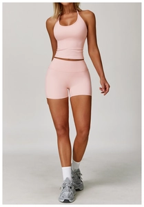 Détail du haut de yoga licou rose avec dos à lanières et short assorti