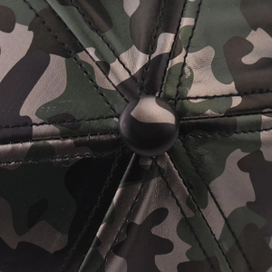Gros plan d'une casquette de baseball en cuir PU camouflage avec coutures et bouton