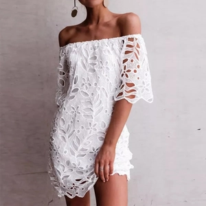 Weißes schulterfreies Mini-Spitzenkleid mit halben Ärmeln für den Sommer-Fashion-Style