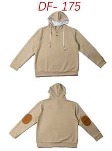 Détail du sweat à capuche kaki avec coudières et encolure boutonnée à boutons