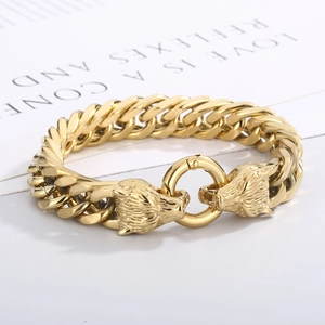Détail du fermoir tête de loup doré sur un bracelet gourmette en acier inoxydable
