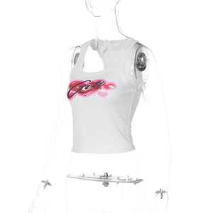 Détail d'un débardeur court côtelé blanc avec texte Gia et imprimé cœur rose pour femme