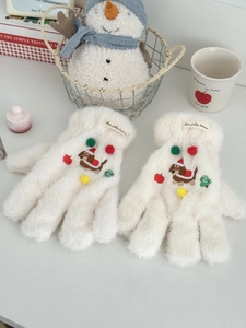 Détail de la broderie teckel avec pompons colorés sur gants d'hiver en peluche blanc cassé