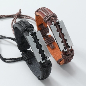 Handgefertigtes Vintage-Lederarmband-Set mit Anhänger in Rasierklingen-Optik aus Edelstahl