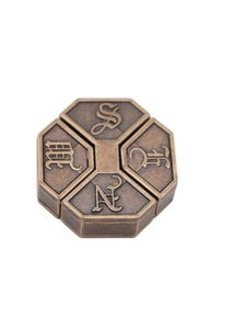 Détail macro d'un casse-tête octogonal en métal bronze avec lettres gravées