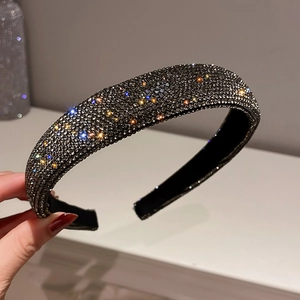 Vue macro du serre-tête rembourré de luxe avec strass multicolores denses