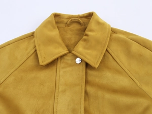 Nahaufnahme der ingwergelben Wildlederjacke mit Revers und silbernem Metallknopf