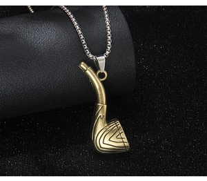 Vue macro détaillée du pendentif club de golf vintage en laiton sur chaîne en argent