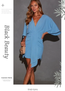Détail de la robe bleu ciel à col en V avec nœud à la taille et texture plissée élégante