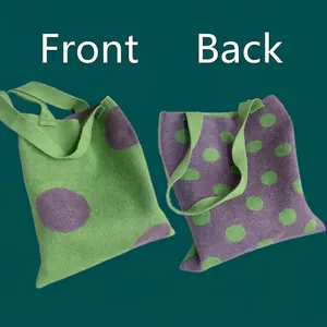 Dettaglio fronte e retro della borsa tote in maglia a pois verdi e viola chic