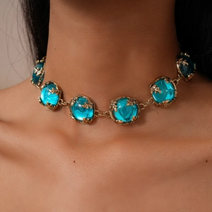 Détail de collier choker vintage avec pendentifs ronds bleus et base dorée