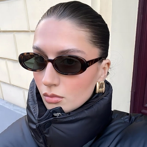 Lunettes de soleil ovales en écaille vintage avec de grosses créoles dorées