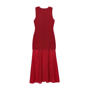 Longue robe rouge sans manches en tricot patchwork avec haut ajusté et jupe plissée