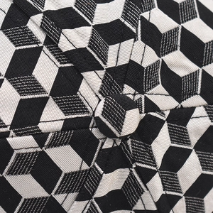 Vista dettagliata del motivo a cubi 3D e del bottone superiore su questo cappellino trendy