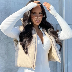 Damen-Weste in Beige mit Stehkragen und weißem langärmeligem Strickoberteil
