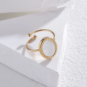 Bague ouverte en titane plaqué or 14K avec nacre ovale et bordure torsadée élégante