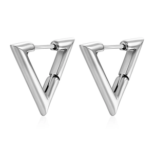 Vue macro de boucles d'oreilles minimalistes en forme de V en acier inoxydable poli