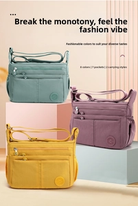 Detalle de bolsos bandolera de nailon de colores con 7 bolsillos y capas con cremallera