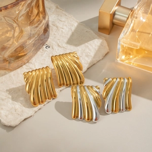 Boucles d'oreilles plissées géométriques en or et argent pour un style rétro chic