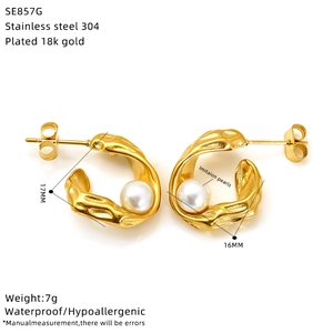 Detail of 18k gold plated irregular hoop earrings with 17mm imitation pearls