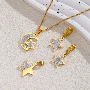 Détail d'un ensemble de bijoux étoile et lune plaqué or 18k avec cristaux brillants