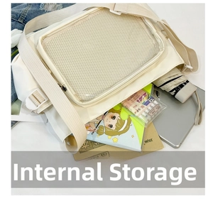 Detalle del interior del bolso de lona con gran capacidad para portátil y accesorios