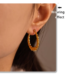 Wearing effect of golden twisted rope C-shaped heart earrings in stainless steel