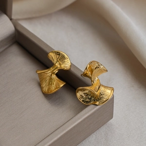 Boucles d'oreilles vintage en acier plaqué or 18K avec texture martelée