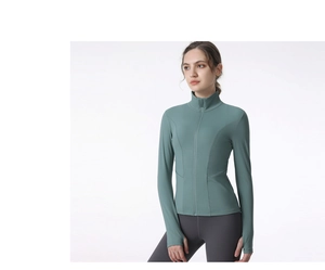 Détail de la veste de yoga cintrée montrant les passe-pouces et le col montant