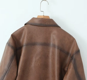 Detail van vintage bruin lederen jas met de achterkant textuur en de afgewerkte naden