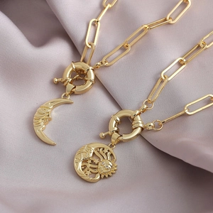 Colliers pendentifs lune et soleil avec chaîne trombone et fermoir OT en or poli