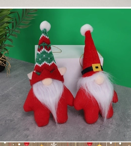 Détail de gnomes de Noël rouges avec bonnets en tricot et barbes blanches