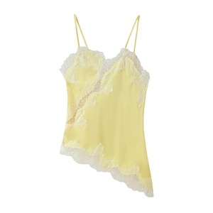 Détail d'un caraco en satin jaune avec bordure en dentelle blanche et ourlet irrégulier