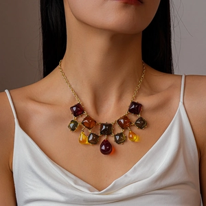 Collier plastron avec pendentifs géométriques en résine colorée et chaîne dorée