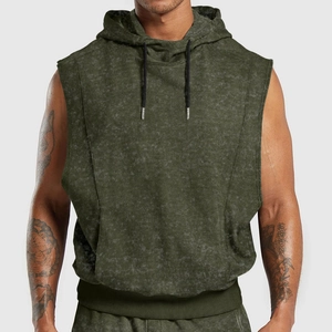 Détail du gilet à capuche vert olive délavé avec cordon de serrage et texture vintage
