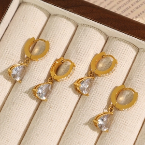 Élégantes boucles d'oreilles en titane doré avec zircone en forme de poire et boîte