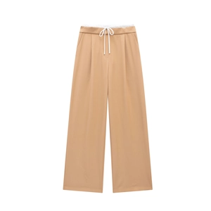 Detailaufnahme der khakifarbenen Hose mit weißem Kordelzug und plissierter Vorderseite