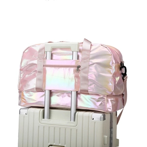 Holografische Reisetasche in Rosa mit Kofferbefestigung auf einem weißen Trolley